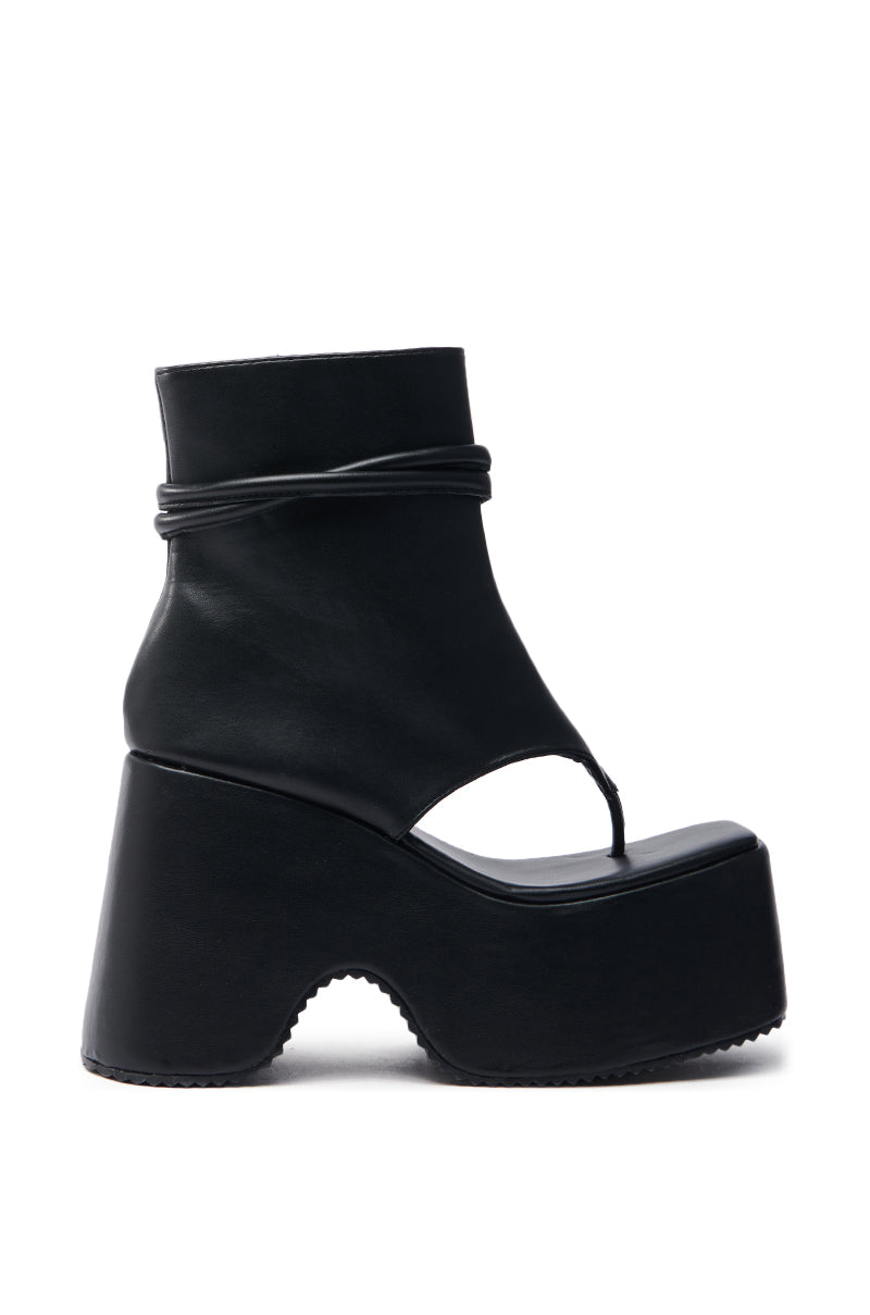 AZALEA WANG DAXTON BLACK GLADIATOR FLATFORM SANDAL