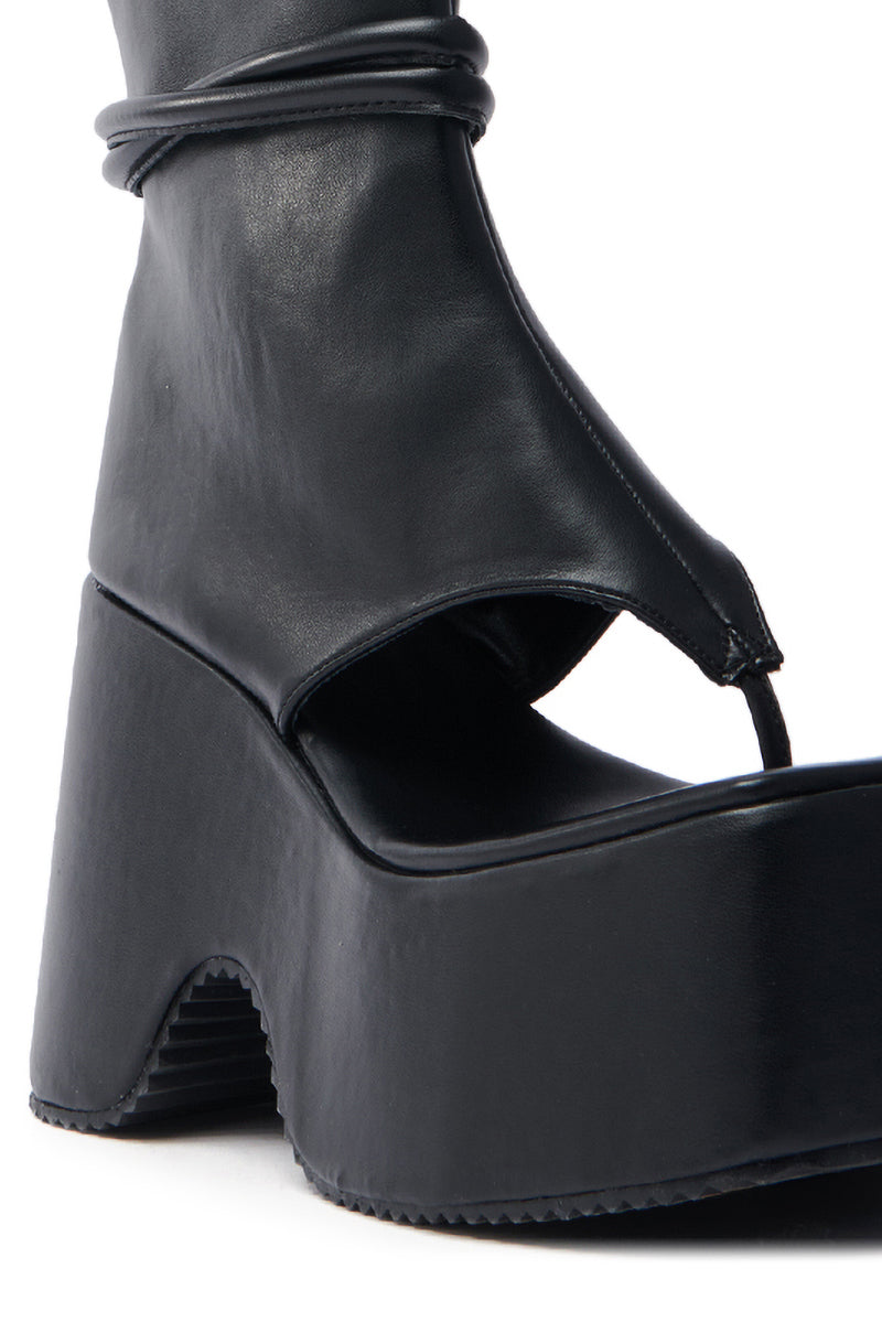AZALEA WANG DAXTON BLACK GLADIATOR FLATFORM SANDAL