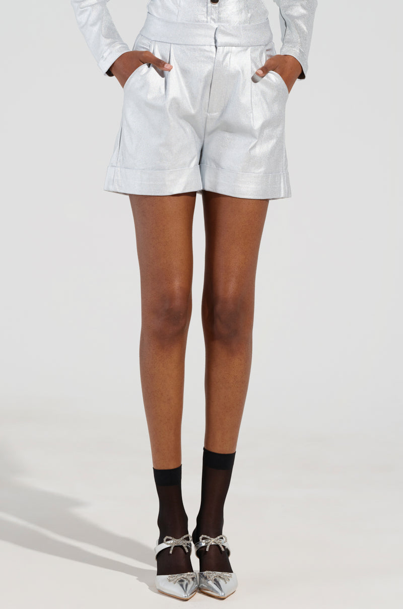 MISS INDEPENDENT METALLIC SHORT IN SILVER