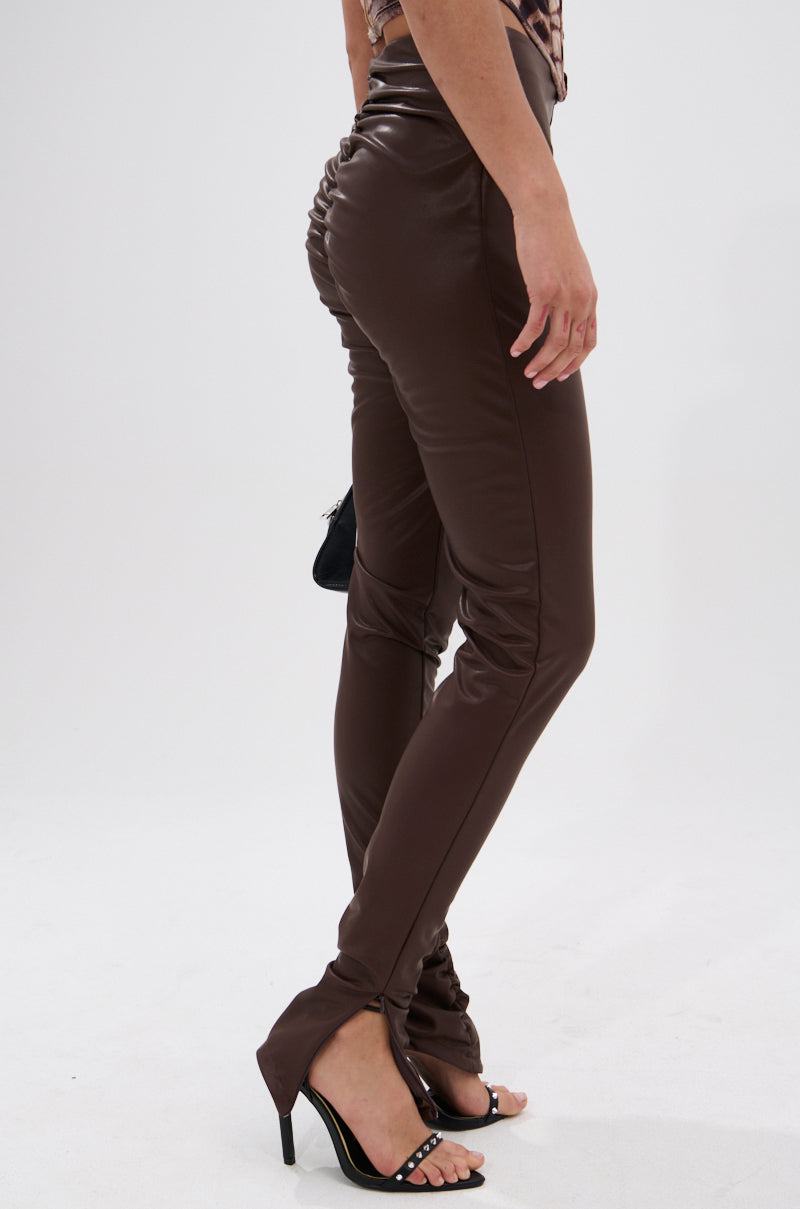 HANGING ON PU RUCHED LEGGING