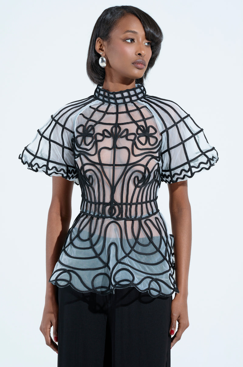 DOLL FACE SHORT SLEEVE STRUCTURED BLOUSE