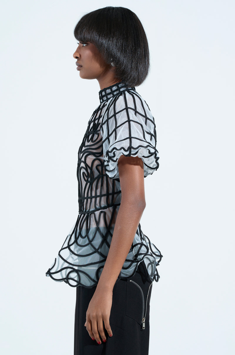 DOLL FACE SHORT SLEEVE STRUCTURED BLOUSE