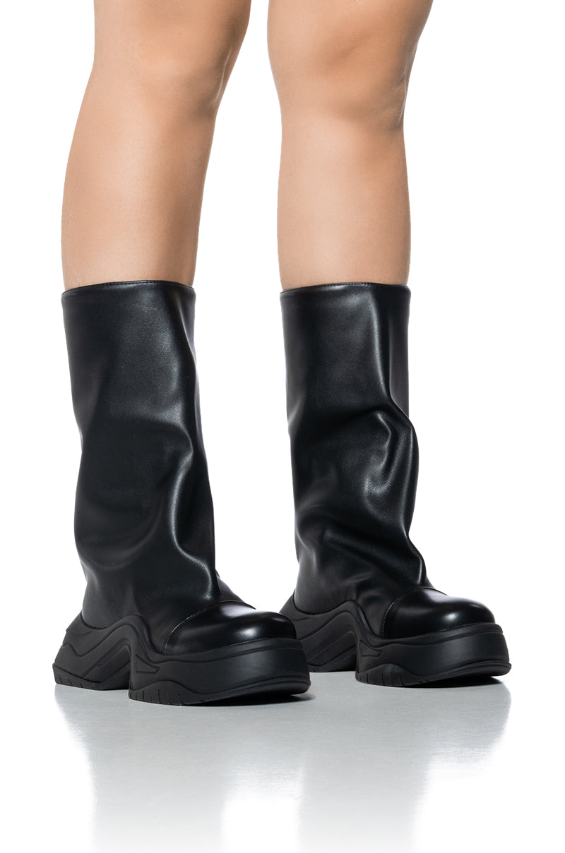 AZALEA WANG CHADWICK FLATFORM BUCKET BOOT IN BLACK