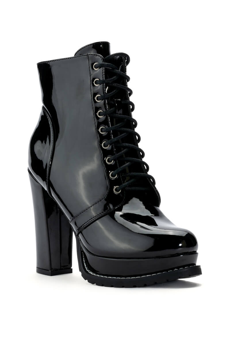 AZALEA WANG FREDDIE CHUNKY LACE UP BOOTIE IN BLACK