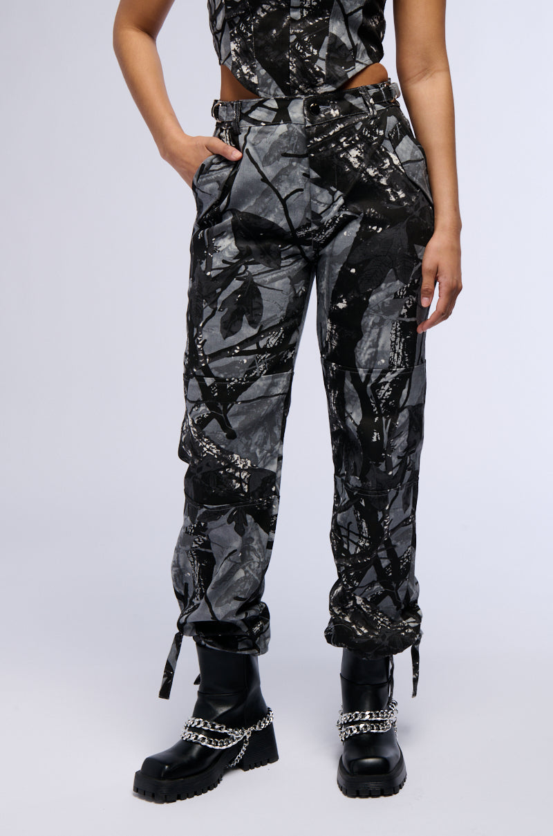GROUNDED ENERGY PRINTED WOVEN WIDE LEG CARGO PANT