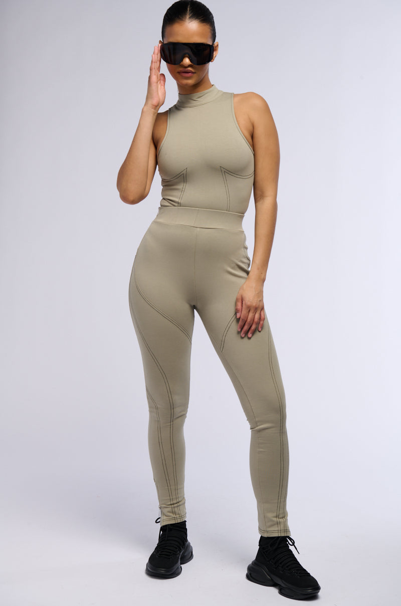 MODEL OFF DUTY HIGH WAIST LEGGING IN GREEN