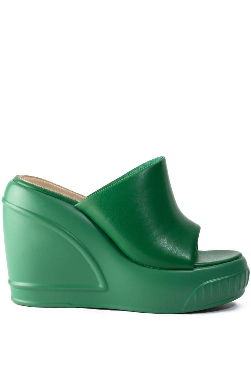 OCEAN EYES WEDGE SANDAL IN GREEN