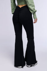 ON THE RUN RUCHED BACK FLARE LEGGING IN BLACK